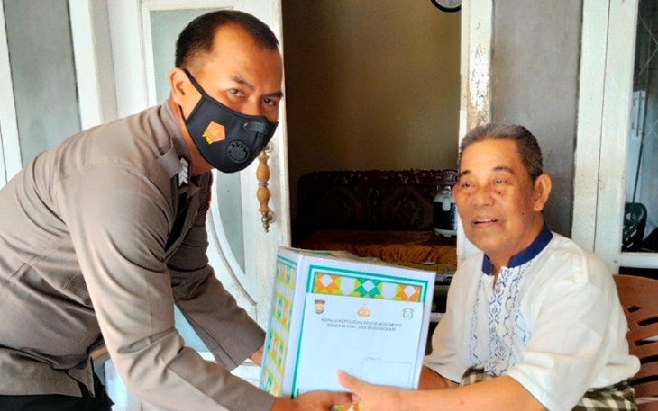 Kapolres Mukomuko Bagi Bingkisan Lebaran untuk Purnawirawan dan Warakawuri Polri