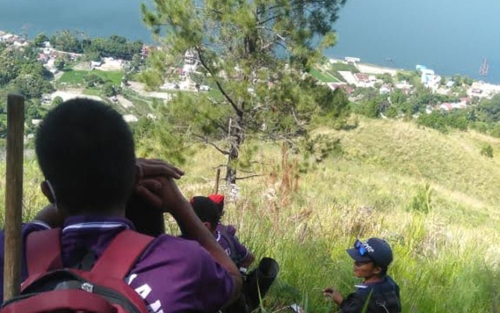 Remaja batak mendaki gunung melihat keindahan Danau Toba yang tidak lagi menggunakan bahasa batak sepenuhnya selama perjalanan menuju puncak sampai ke tujuan. (Sumber: Dokumentasi Pribadi)