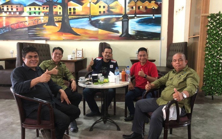  Wakil Bupati Lingga Neko Wesha Pawelloy didampingi Direktur BUMD Lingga Syahrial saat pertemuan dengan BUMD Kepri.