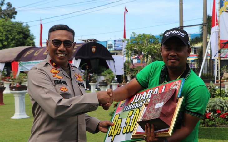 Wakapolda Bengkulu Brigjen Pol. Drs. Umardani, M. Si saat memberikan hadiah kepada salah satu pemenang kontes.