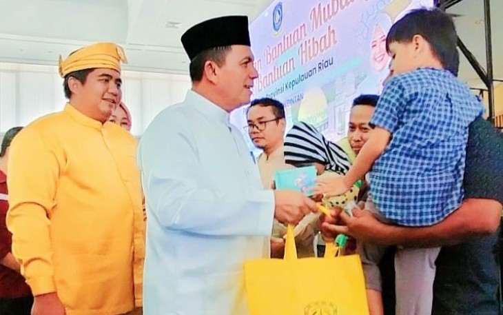 Gubernur Provinsi kepulauan Riau H.Ansar Ahmad bersama Bupati Bintan Roby Kurniawan SPWK saat membagikan Bantuan.
