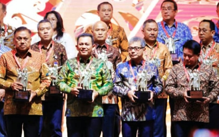 Gubernur Kepulauan Riau H. Ansar Ahmad (dua dari kiri) saat terima penghargaan di Assembly Hall, Jakarta Convention Center, Rabu (30/11/2022).