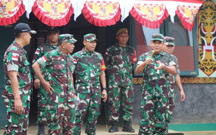 Brigjen TNI Pribadi Jatmiko saat Kunjungi Komando Taktis Satgas Pamtas RI-Malaysia Batalyon Armed 19/105 Trk Bogani di Batas Negeri
