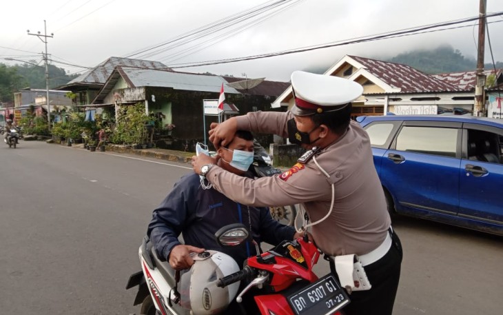 Satlantas Polres Kepahiang Bagikan Masker ke Pengendara
