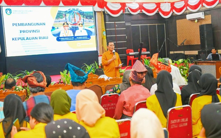 Gubernur Ansar saat memberikan kuliah umum dengan tema "Peran Pemuda Untuk Kepri di Masa Depan" di Gedung Nasional, Tanjung Balai Karimun, Sabtu (29/10). 