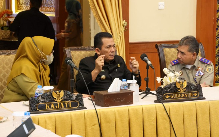 Gubernur Kepulauan Riau H. Ansar Ahmad saat memimpin Rapat di Gedung Daerah Provinsi Kepri, Tanjungpinang, Senin (1/8).
