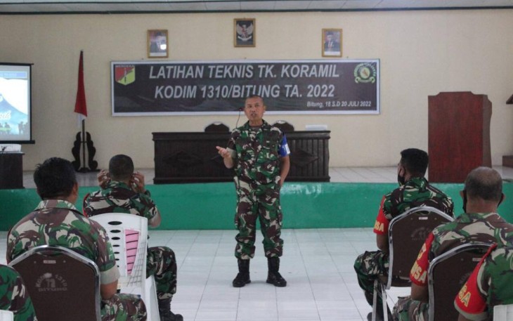 Kasiops Korem 131/Stg saat memberikan pemaparan