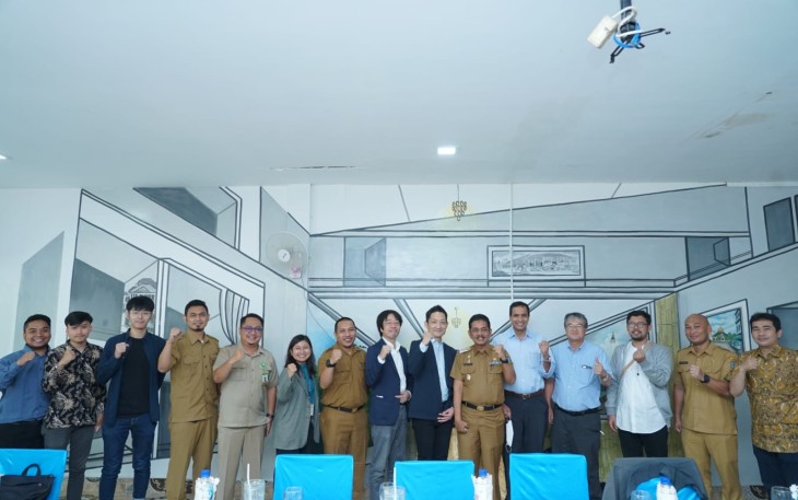 Pj Wali Kota Tebing Tinggi, Muhammad Dimiyathi, S.Sos, M.TP didampingi Kadis PUPR Tebingtinggi, Reza Aghista saat menerima kunjungan dari perwakilan JICA, Senin (19/9/2022) di aula Pondok Bagelen.
