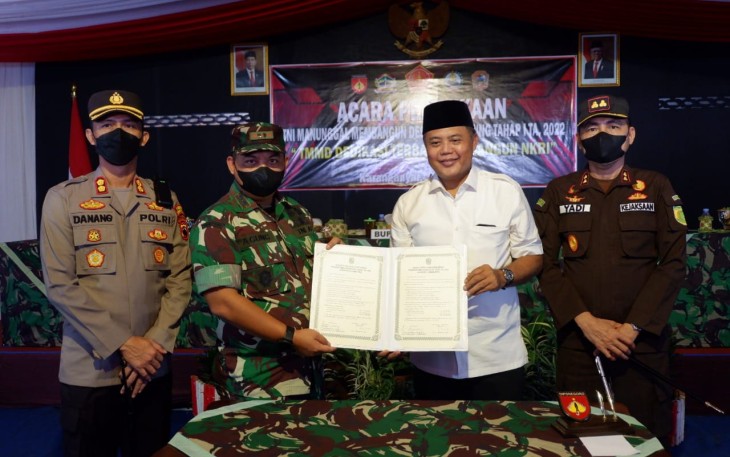 Pembukaan kegiatan TMMD Sengkuyung tahap I oleh Bupati Karanganyar  Juliyatmono didampingi Dandim 0727/Karanganyar Letkol Inf Ikhsan Agung Widyo Wibowo  bersama Kapolres AKBP Danang Kuswoyo dan Kajari Karanganyar Mulyadi Sajaen, Rabu (11/05/2022).