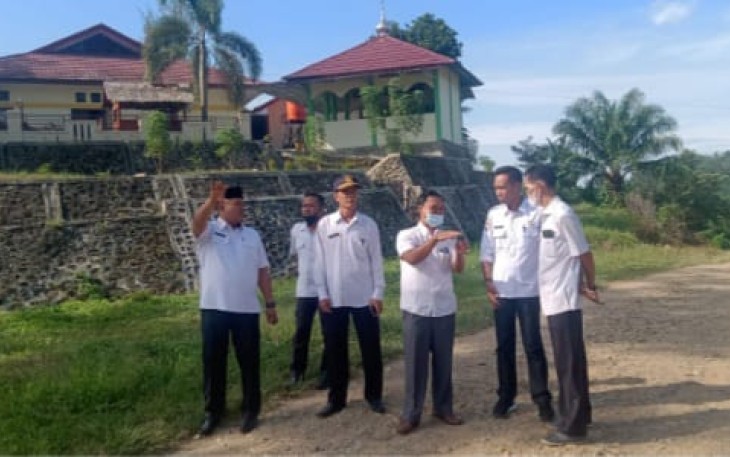 Bupati Erwin dan rombongannya saat meninjau simpang 6 Kota Seluma, Rabu (23/03/2022).