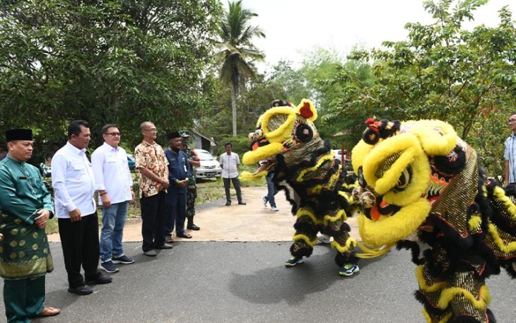 Gubernur Prov Kepri Ansar Ahmad saat bersama Bupati Lingga disambut barongsai