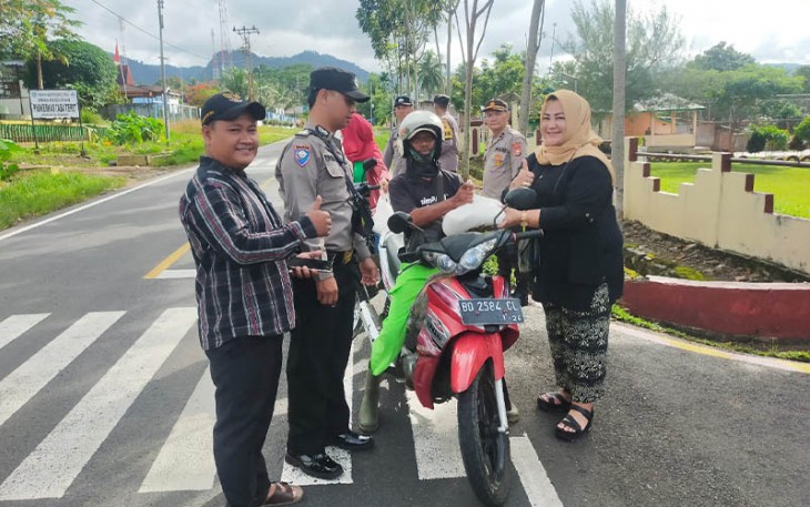 Polsek Jajaran Polres Benteng bersama Camat dan Pemdes saat Bagikan Beras ke Warga