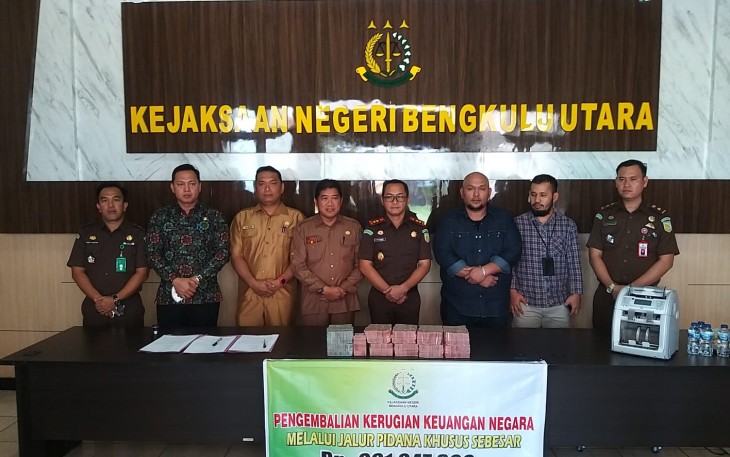 Penyerahan uang ganti rugi oleh PT PMN ke Kejari Bengkulu Utara, , Senin (15/8/2022).