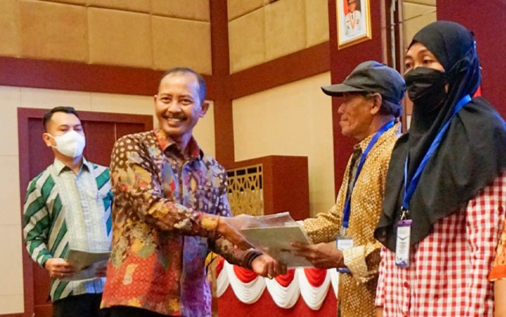 Sekretaris Daerah Provinsi Kepri, Adi Prihantara saat menyerahkan sertifikat secara simbolis.