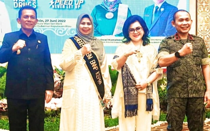 Gubernur Prov Kepri Ansar Ahmad bersama Dewi Kumala sari Ansar Foto bersama.