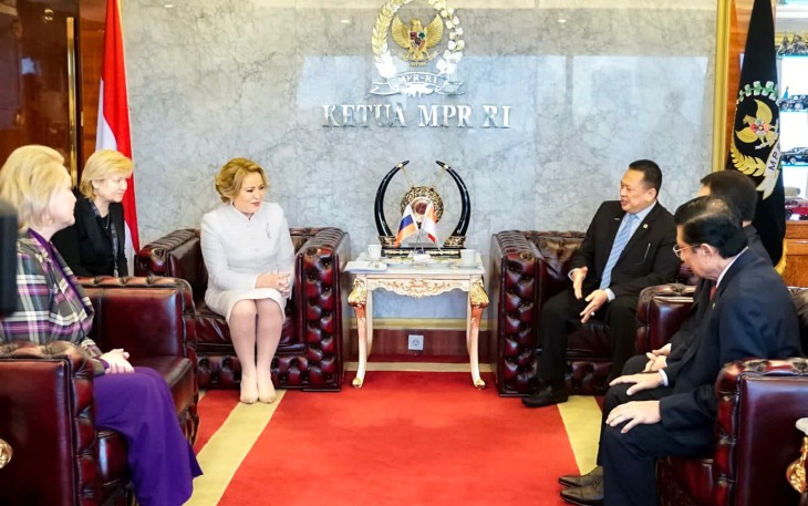 Bamsoet saat menerima Ketua Dewan Federasi Majelis Federal Federasi Rusia H.E. Mrs. Valentina Matvienko, di Ruang Kerja Ketua MPR RI, di Komplek MPR RI, Jakarta, Kamis (6/10/22).