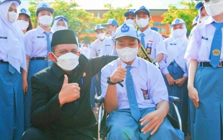 Gubernur Prov Kepri.H.Ansar Ahmad SE.MM saat berfoto bersama pelajar