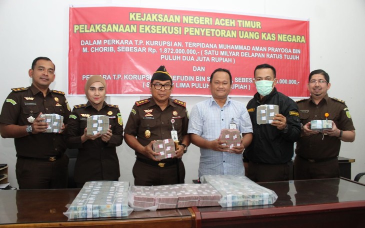 Kajari Aceh Timur Semeru, SH .MH didampingi oleh Kasi Pengelolaan Barang Bukti dan Barang Rampasan Hanita Azrica SH.MH dan Kasi Tindak Pidana Khusus Muhammad Jeky saat menyetor ke kas negara melalui Bank BSI Cabang Idi Rayeuk dengan nilai total keseluruhan sebesar Rp.2.022.000.000,- (dua milyar dua puluh dua juta rupiah).