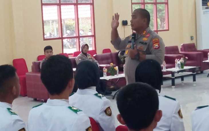 Kapolres Bengkulu Tengah (Benteng) Polda Bengkulu AKBP Rido Purba. S.IK.MH saat mengisi Wasbang.