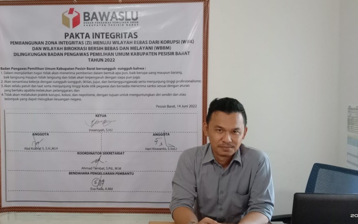  Ketua Bawaslu Pesisir Barat, Irwansyah, S.H.I di hotel Sartika, pekon serai kec. Pesisir tengah, Kamis (20/10/2022).