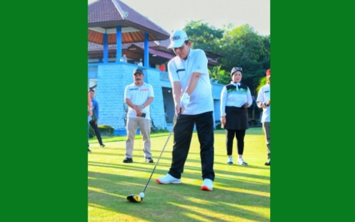 Gubernur Prov Kepri Ansar Ahmad saat mengayunkan Stick Golf saat dibukanya turnamen.