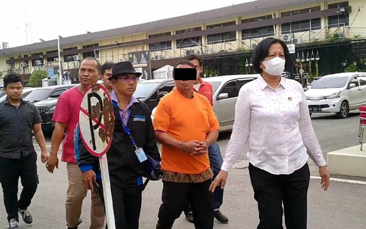 Tersangka (kenakan baju tahanan) saat diamankan petugas