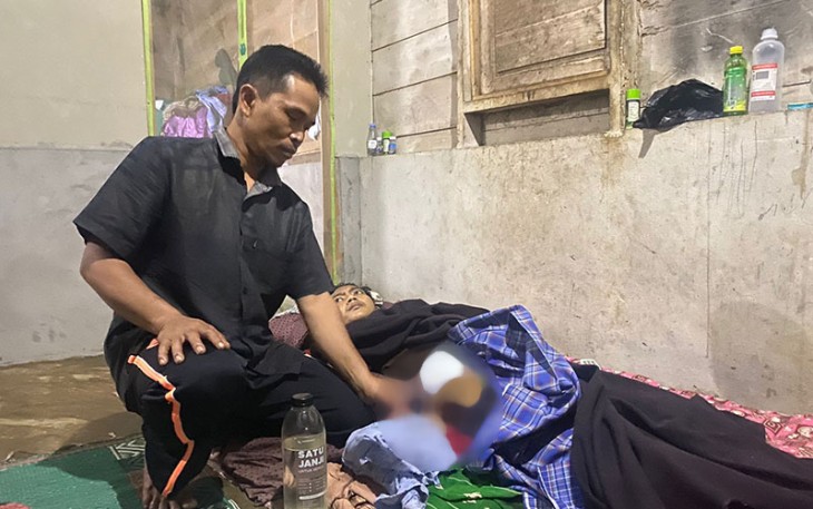 Tomi Hermawan (22) warga Desa Sidomukti, Kecamatan Padang Jaya, Kabupaten Bengkulu Utara terbaring tak berdaya alami luka infeksi di paha kanannya, saat disambangi awak media, Minggu (02/10/2022).