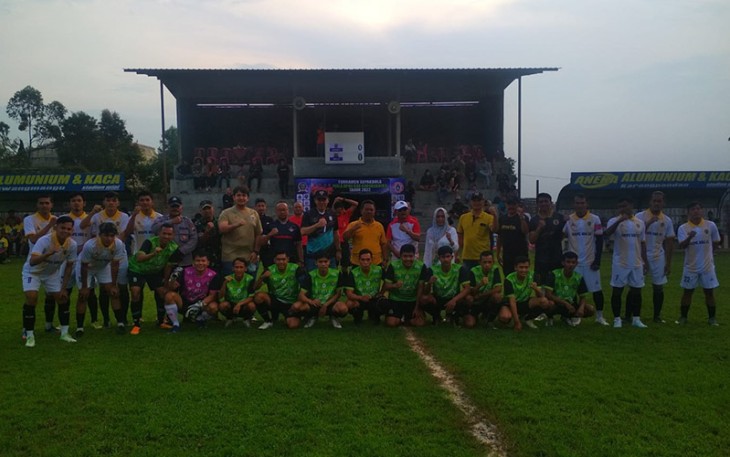Persiapan laga pembukaan Turnamen Sepakbola Piala DPRD Kabupaten Karanganyar 2022, antara AMPG FC melawan Random FC, di Stadion Mini Plumbon, Kecamatan Tawangmangu, Jumat (24/6/2022) sore.
