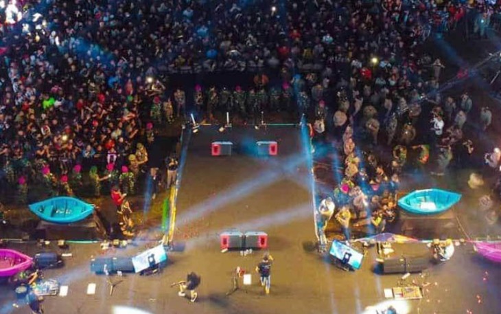 Foto puluhan ribu penonton saat menyaksikan konser Jamrud pada malam penutupan FPSL Kota Bitung 2022.
