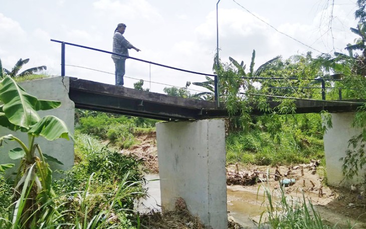 Warga harus ekstra hati-hati saat melintas di jembatan Desa Pojokwatu yang patah.