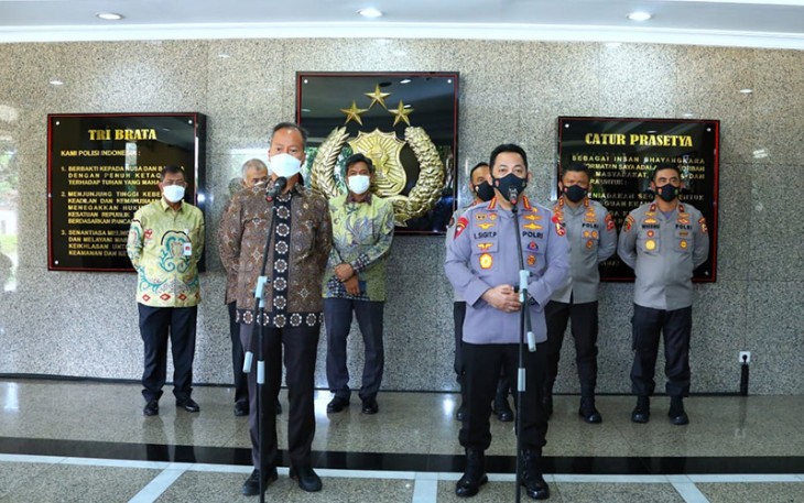 Kapolri Jenderal Listyo Sigit Prabowo dan Menperin Agus Gumiwang Kartasasmita di Gedung Mabes Polri, Jakarta Selatan, Senin (4/4/2022). 