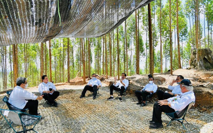 Presiden Jokowi bersama para Menteri berkemah di kawasan titik nol proyek IKN. (Foto: Biro Pers Sekretariat Presiden).
