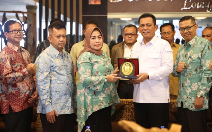 Gubernur Kepulauan Riau H. Ansar Ahmad saat menghadiri Rapat Koordinasi bersama Pengurus Wilayah (Pengwil) Ikatan Pejabat Pembuat Akte Tanah (IPPAT) Provinsi Kepri di Comforta Hotel Tanjungpinang, Selasa, (13/9).