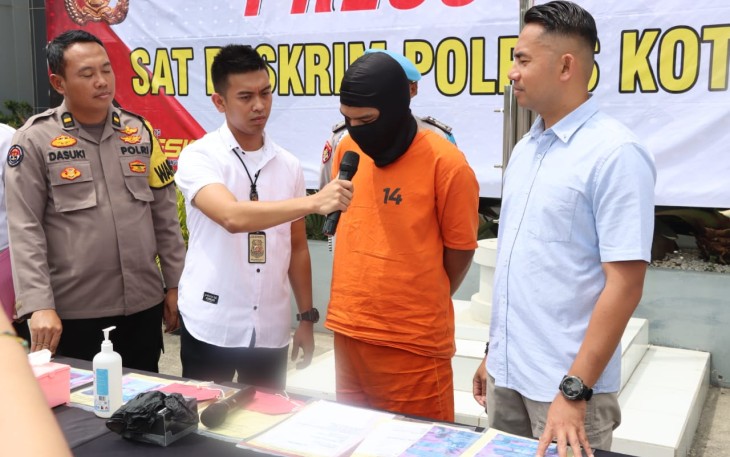 Tersangka saat dimintai keterangan pasca konferensi pers Polresta Tangerang, Kamis (08/12/2022).