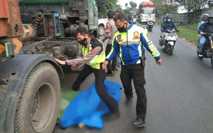 Satlantas Polres Cilegon saat evakuasi korban