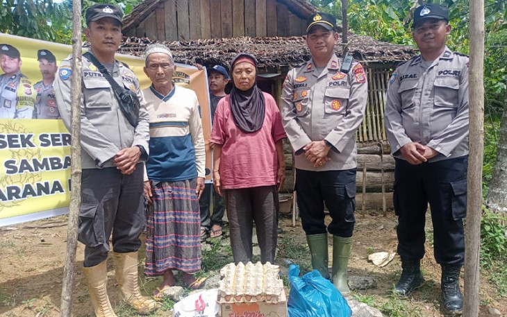 Kapolsek Serbajadi saat Serahkan Bantuan Sembako Kepada Warga Kurang Mampu