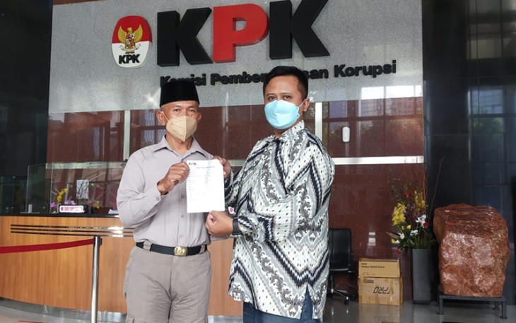 Ketua LSM PKN Blora Sukisman menyerahkan dokumen terkait dugaan kecurangan seleksi Perades Blora ke KPK