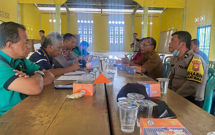 Kepala Desa Giri Mulya  Eko Deritanto, saat mediasi kedua antara perwakilan warga, sopir di aula kantor Desa setempat.