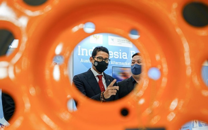 Menparekraf Sandiaga saat menyambangi booth Indonesia di ajang "Indonesia Australian Auto Aftermarket Expo 2022" , Kamis (7/4/2022).