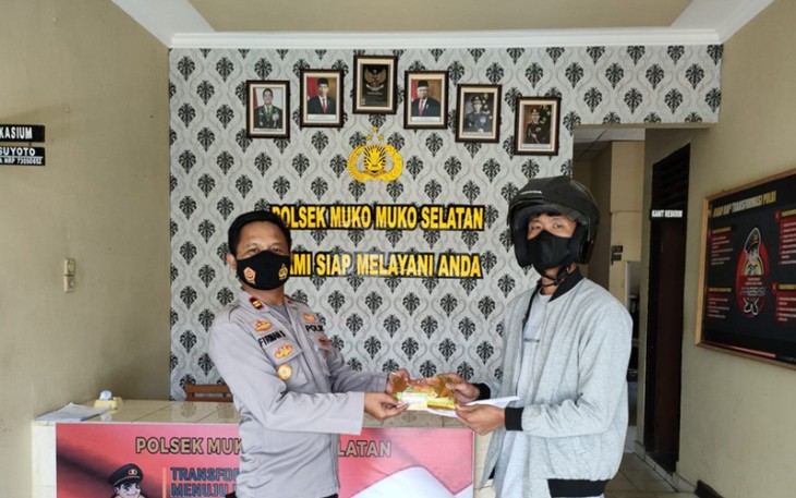 Petugas saat memberikan minyak goreng ke warga yang ikut vaksinasi Covid-19.