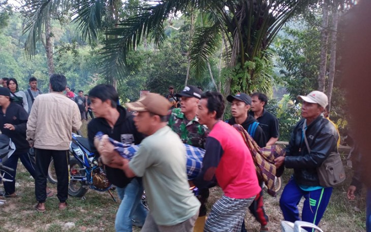 Korban saat berhasil dievakuasi setelah 5 jam pencarian. Foto: Ismail