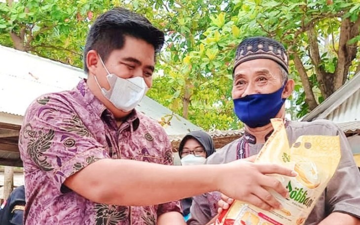 PLT Bupati Bintan Roby Kurniawan S.P.W.K., saat bagikan sSembako pada masyarakat.