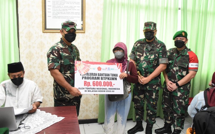 Pangdam Jaya saat meninjau Proses Penyaluran BTPKLWN di Makodim 0502/JU, Jln. Yos Sudarso, Sungai Bambu, Kec. Tanjung Priok, Jakarta Utara. Jum'at (8/04/2022).