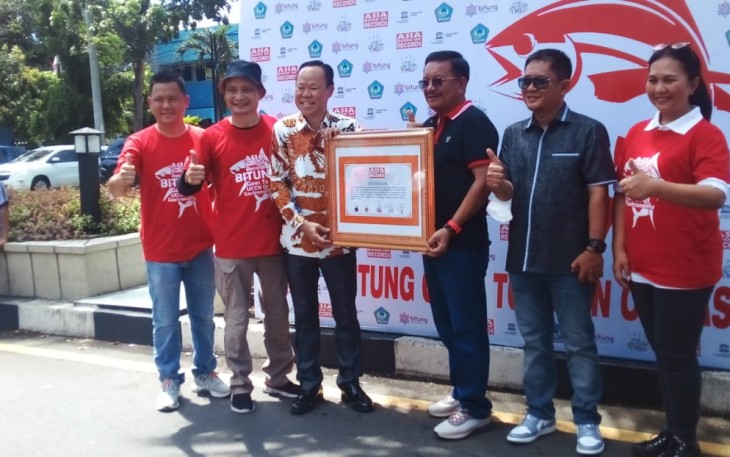 Walikota Bitung saat menerima certifikar rekor Asia bakar ikan terbanyak