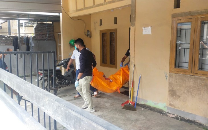 Polisi saat evakuasi mayat