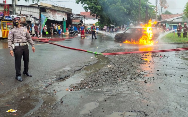 Pasca sebuah mobil Terbakar di Depan SPBU Leuwiliang, Kamis (22/09), sekitar pukul 12.30 WIB. 