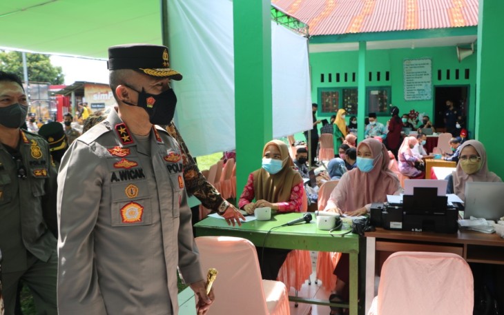 Kapolda Bengkulu Irjen Pol. Drs Agung Wicaksono, M, Si saat meninjau vaksinasi booster.