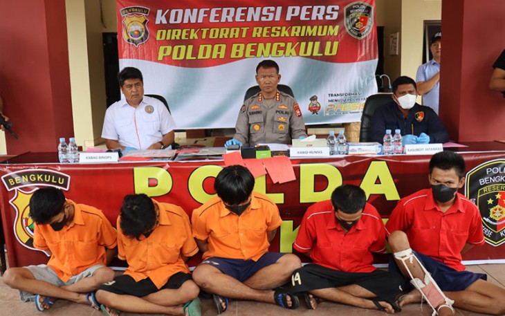 Kabid Humas Polda Bengkulu Kombes Pol Sudarno, S.Sos., M.H., didampingi Kasubdit Jatanras AKBP Lambe Patabang Birana, S.Ik., M.H., serta Kabag Bin Ops Dit Reskrimum Polda AKBP Hari saat press conference Kamis (13/10/22).