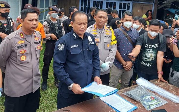 Kabidhumas Polda Kalteng Kombes Pol K. Eko Saputro, S.H. M.H didampingi Kapolresta Palangka Raya Kombes Pol Budi Santosa, S.I.K., M.H. usai pelaksanaan pra rekonstruksi di TKP (tempat kejadian perkara, Minggu (9/10/2022) siang.