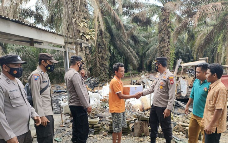 Polisi Mukomuko saat Beri Bantuan ke Korban Kebakaran